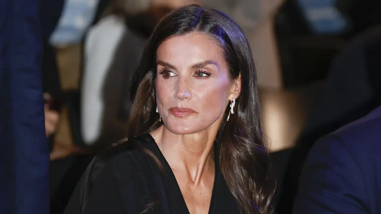 La reina Letizia arriesga y gana con mono de escote cruzado más elegante y tacones metalizados en su reencuentro con el periodismo