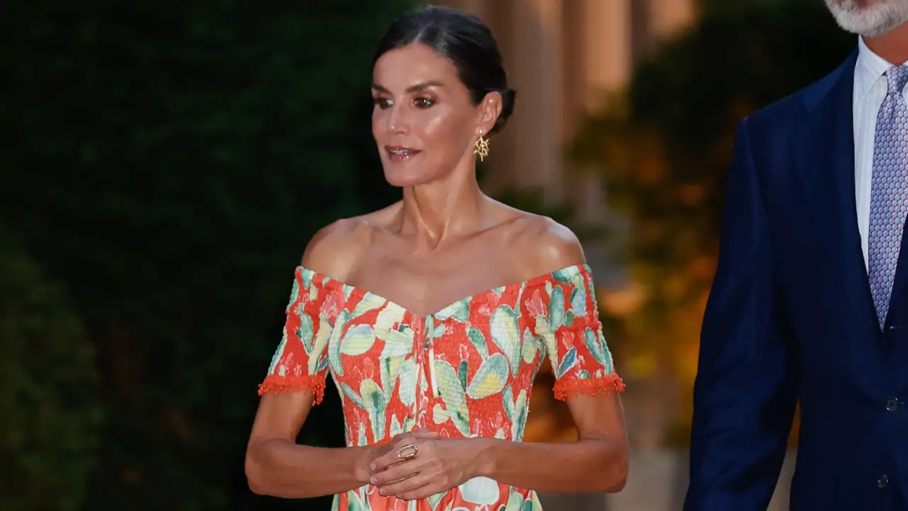 Vestido boho elegante con alpargatas de color