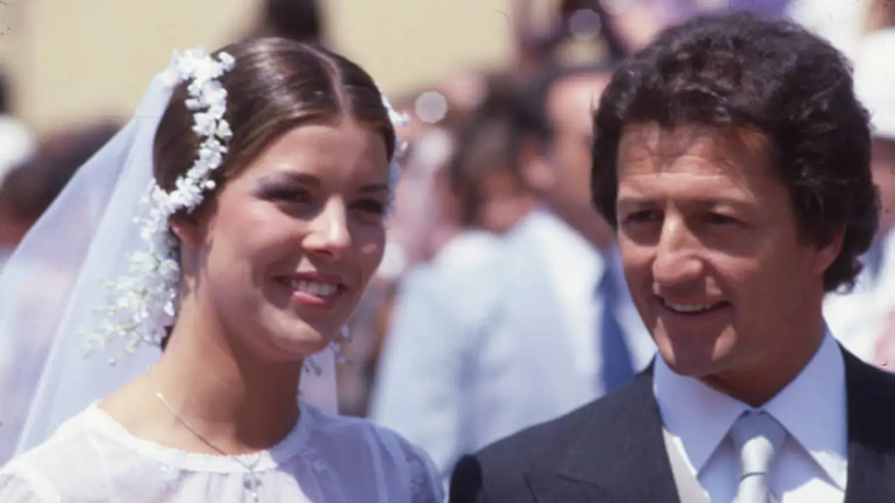 Así contó la revista Lecturas la gran boda de Carolina de Mónaco con Philippe Junot: "Naturalmente, hubo discusiones con mi padre, pero ¿qué hija no las ha tenido con el suyo?"