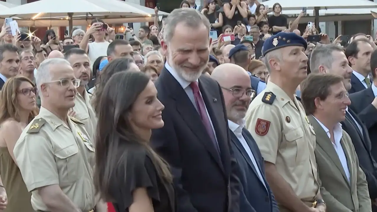 De Felipe cantando al comentado gesto de Letizia: así ha sido la aparición sorpresa de los Reyes en la Plaza Mayor de Madrid