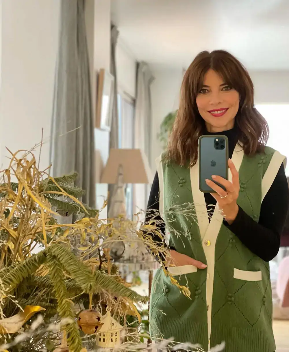 Un salón con muchas plantas y mucha luz