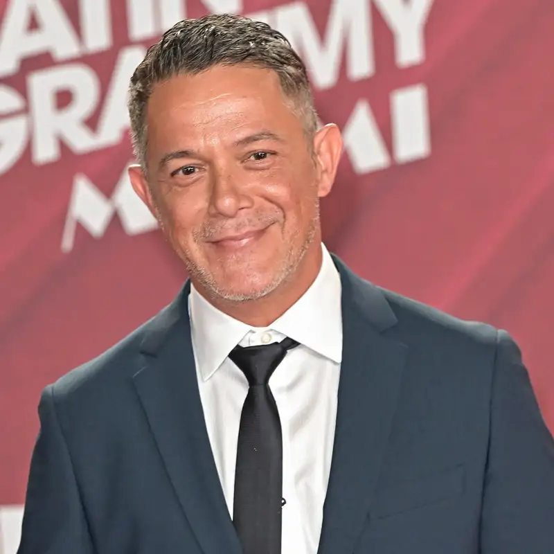 Alejandro Sanz, en el día más especial para sus hijos pequeños, arropado por toda su familia