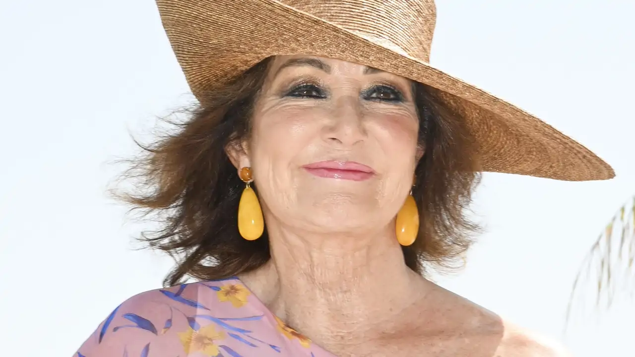 Ana Rosa Quintana es la invitada de boda +60 perfecta con este vestido vaporoso y asimétrico súper juvenil