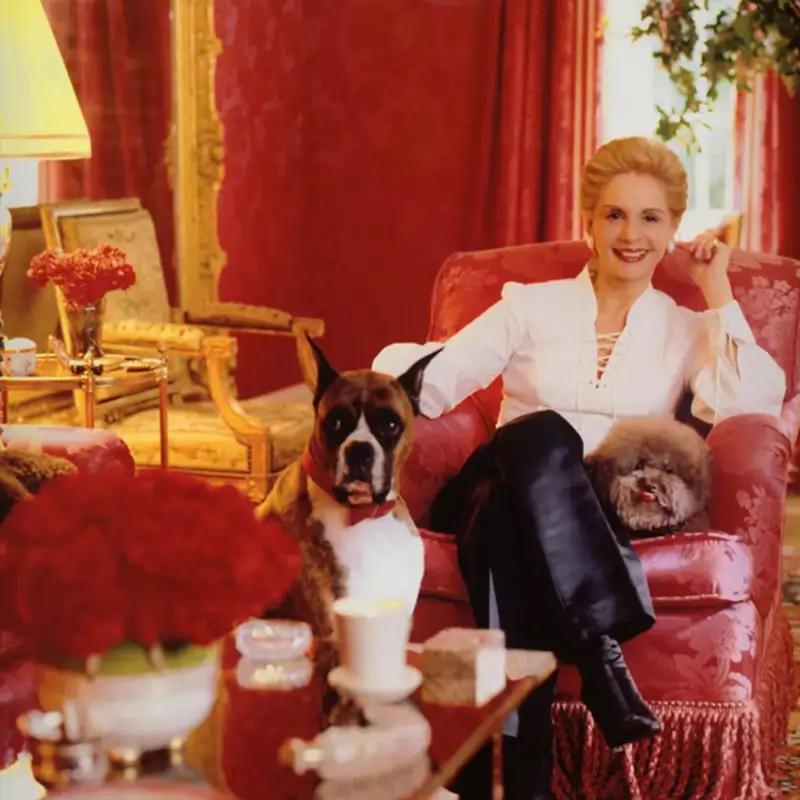 Así es la casa de estilo barroco que Carolina Herrera tiene en Nueva York: paredes enteladas, mucho color frambuesa y un derroche de lujo señorial
