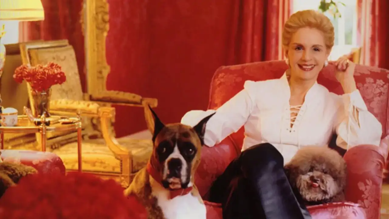 Así es la casa de estilo barroco que Carolina Herrera tiene en Nueva York: paredes enteladas, mucho color frambuesa y un derroche de lujo señorial