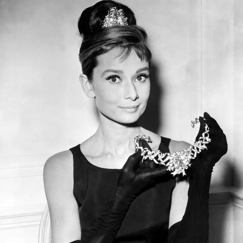 Así es la mansión de ensueño en la que vivió Audrey Hepburn en Los Ángeles: casi 3.000 metros cuadrados de terreno, paredes recubiertas de papel pintado de lujo y una suite de cuento de hadas