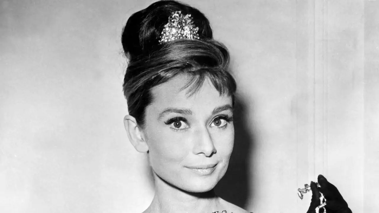 Así es la mansión de ensueño en la que vivió Audrey Hepburn en Los Ángeles: casi 3.000 metros cuadrados de terreno, paredes recubiertas de papel pintado de lujo y una suite de cuento de hadas