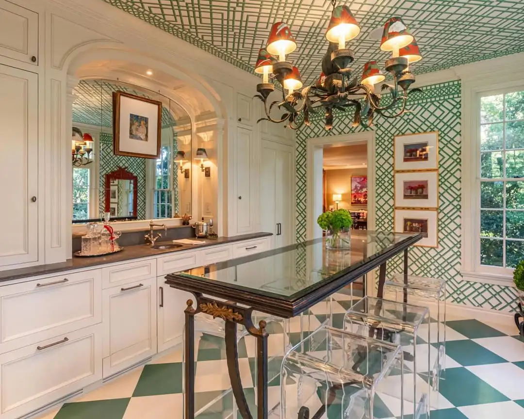 Un minibar con papel pintado verde y blanco en paredes y techo