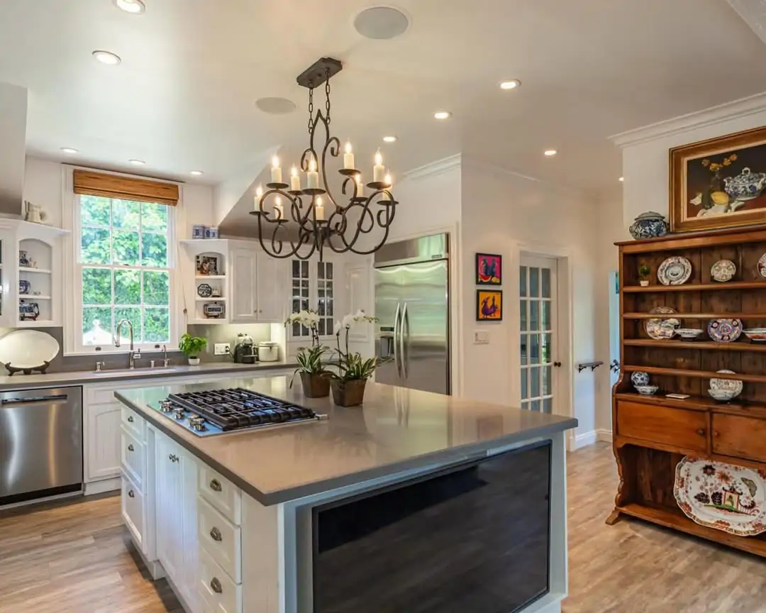Una cocina con mucho acero inoxidable