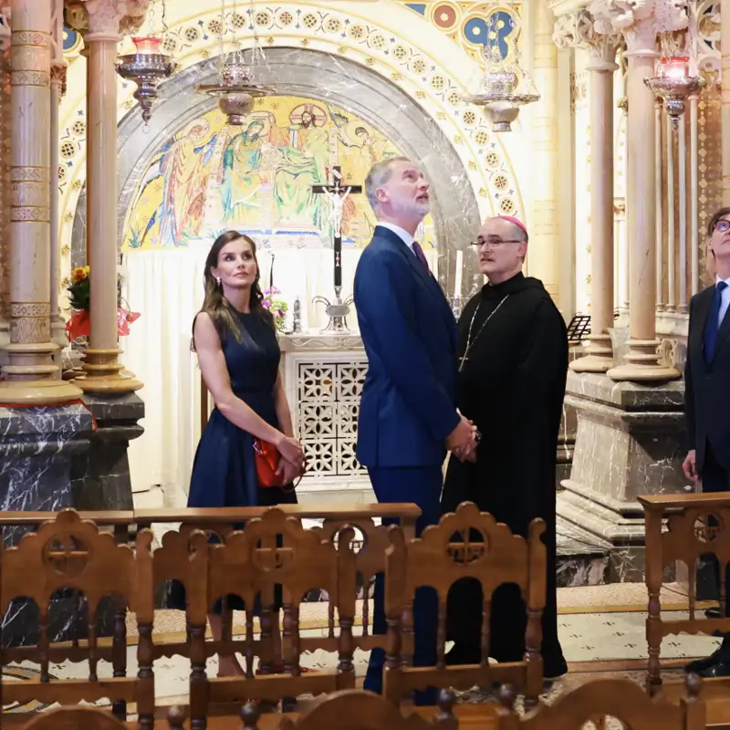 El momento más espiritual de los reyes Felipe y Letizia en su visita a la Abadía de Montserrat