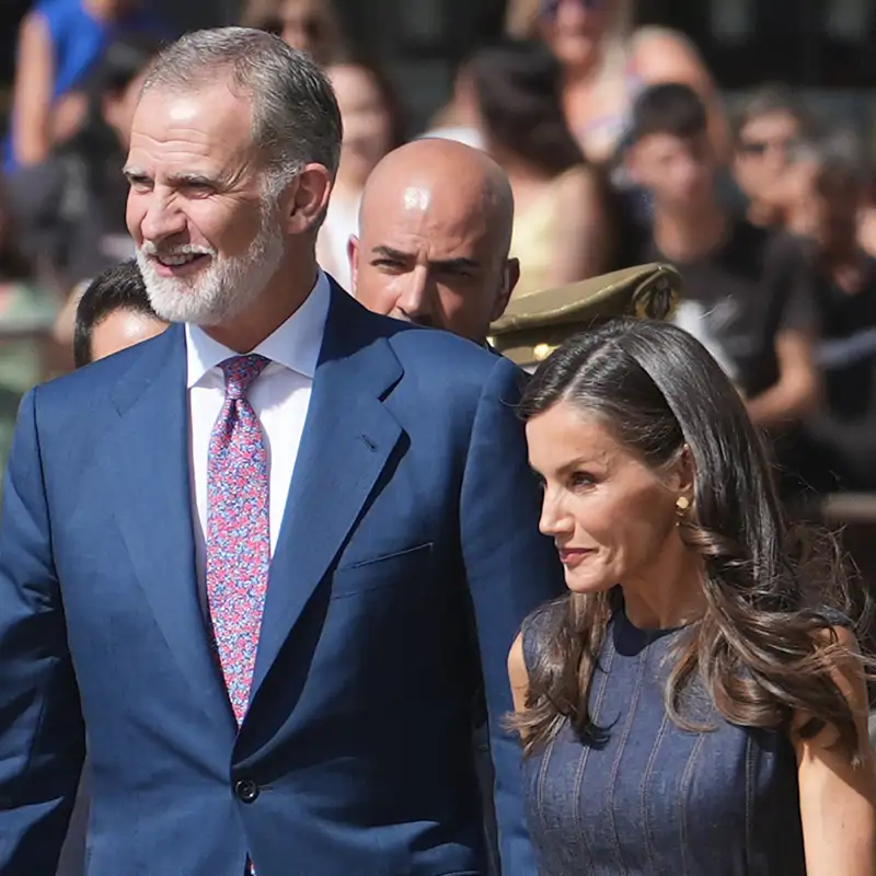El baño de multitudes de Felipe y Letizia en Cataluña: abrazos, vítores y un encuentro muy especial