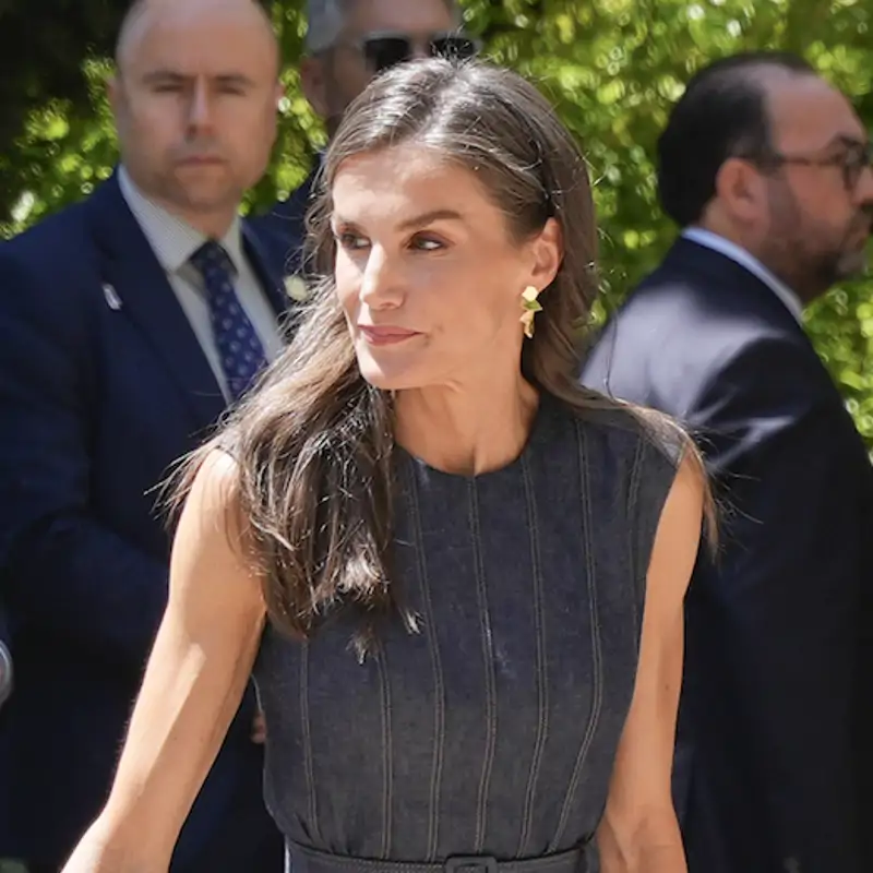 La reina Letizia cae rendida al denim con un vestido de 750 euros y merceditas rojas: La elegancia fresca y juvenil en su controvertida visita a Barcelona