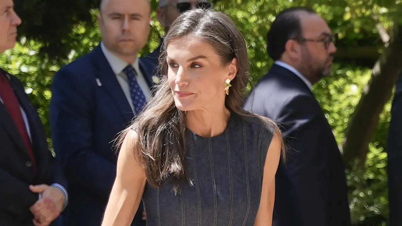 La reina Letizia, fresca y juvenil, cae rendida al denim con un vestido de 750 euros y merceditas rojas en su controvertida visita a Barcelona