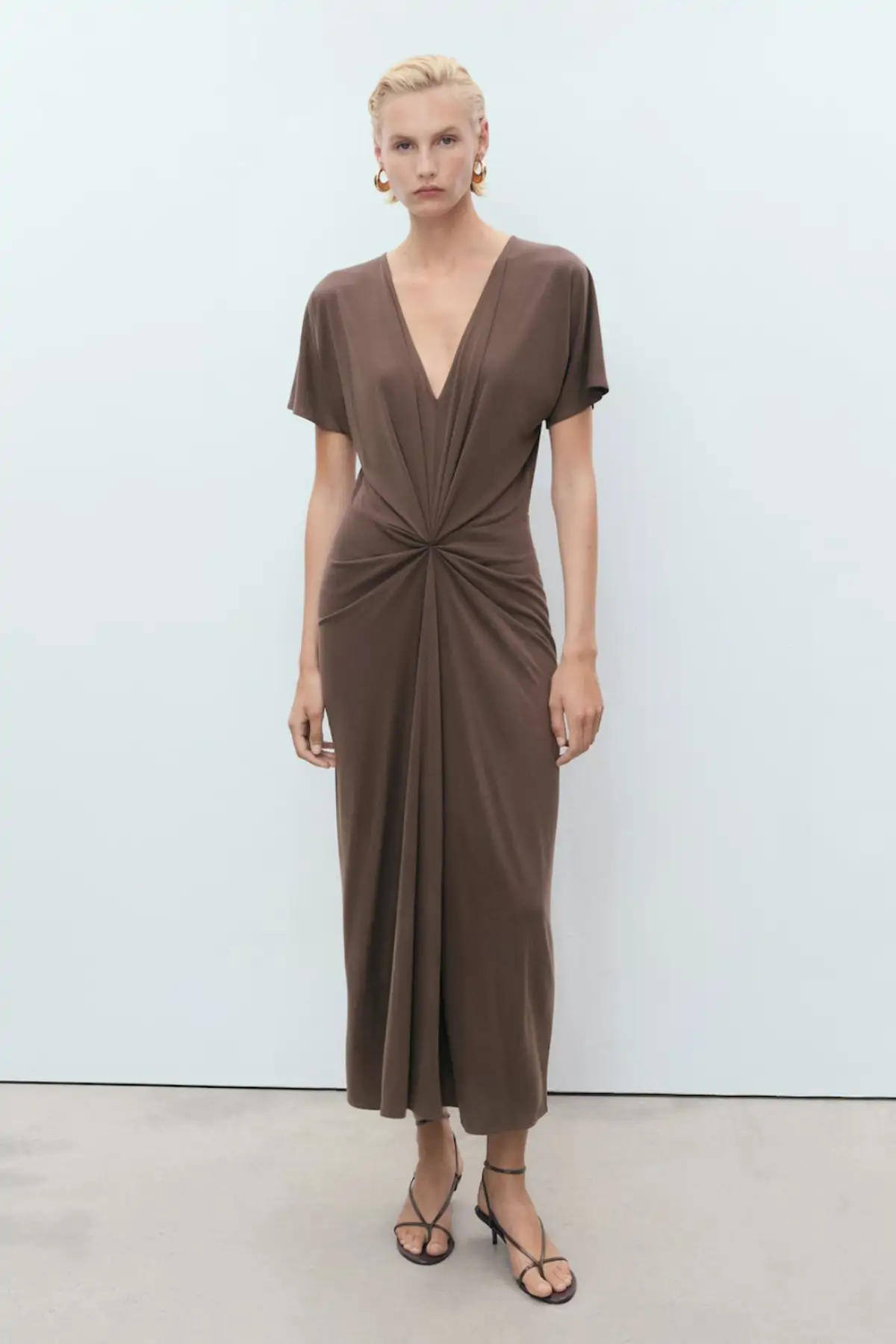 Vestido fruncido con escote de pico