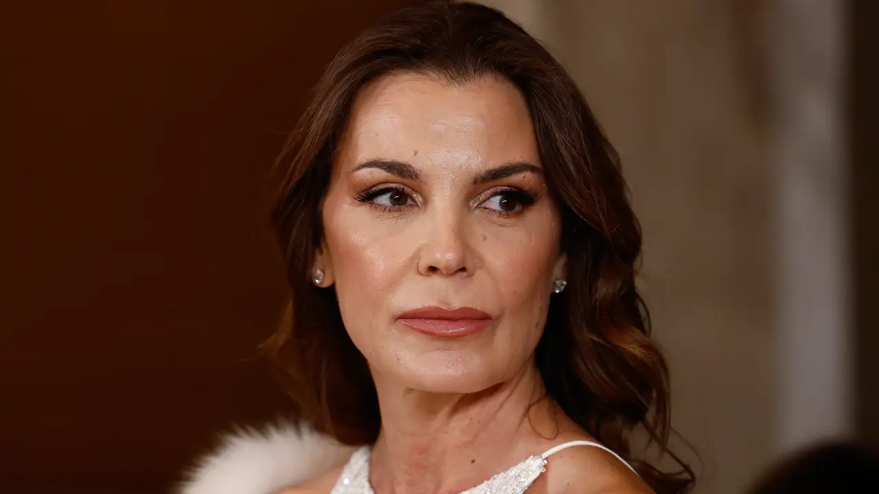 Mar Flores estrena pelo: se pasa al Salty Caramel, el color tendencia 2025 que ilumina, define facciones y da volumen al cabello castaño