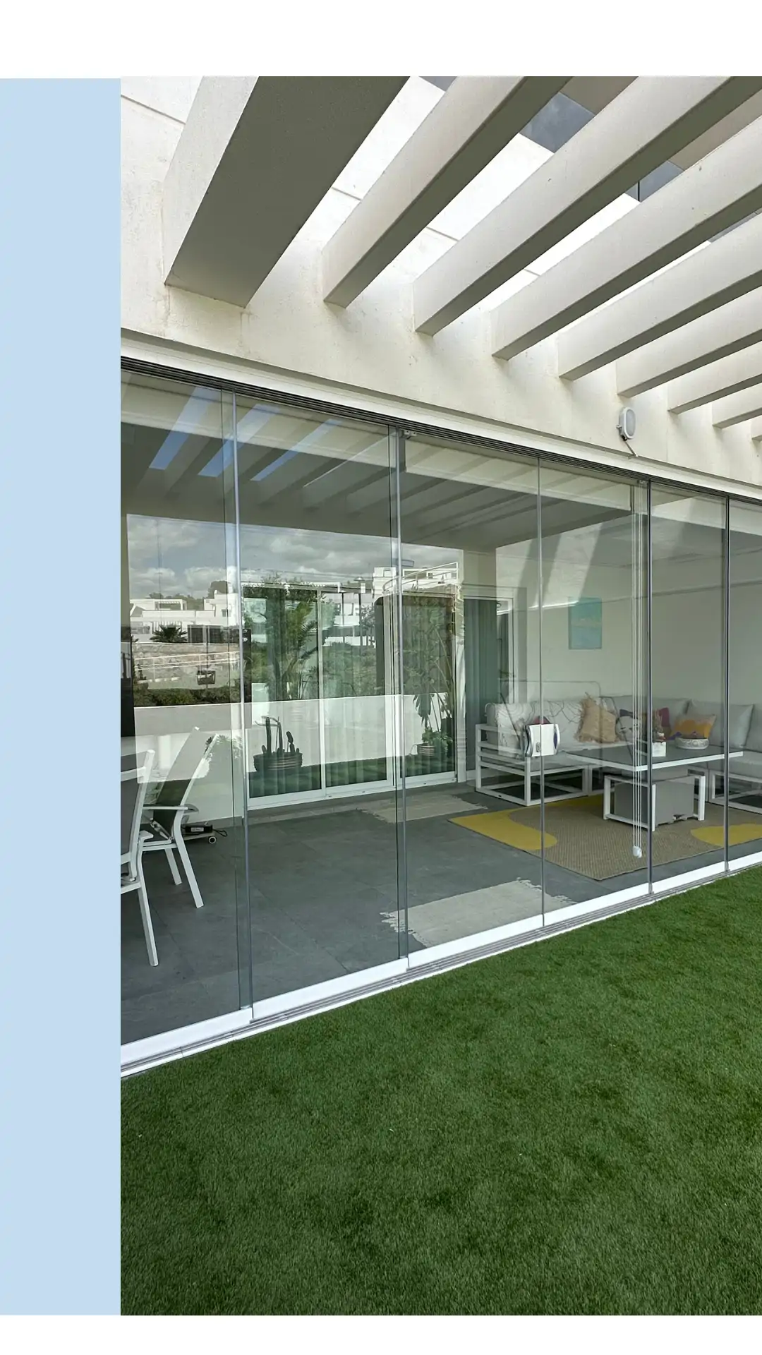 Después: Le ha añadido un cerramiento de cristal