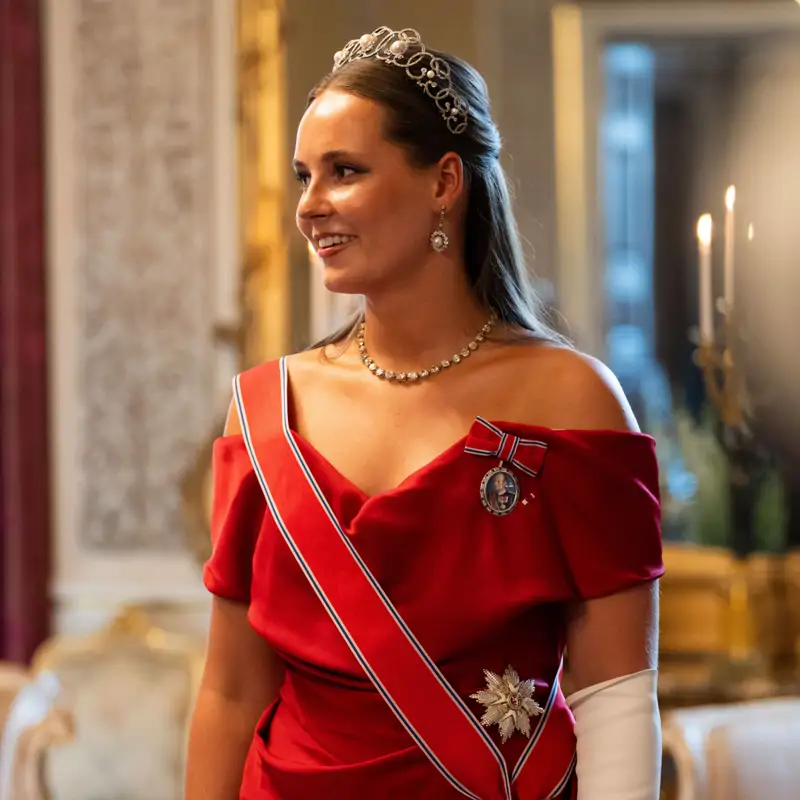 Ingrid de Noruega, deslumbra a los Macron en la cena de gala: corsé estructurado, tiara histórica y un solo guante