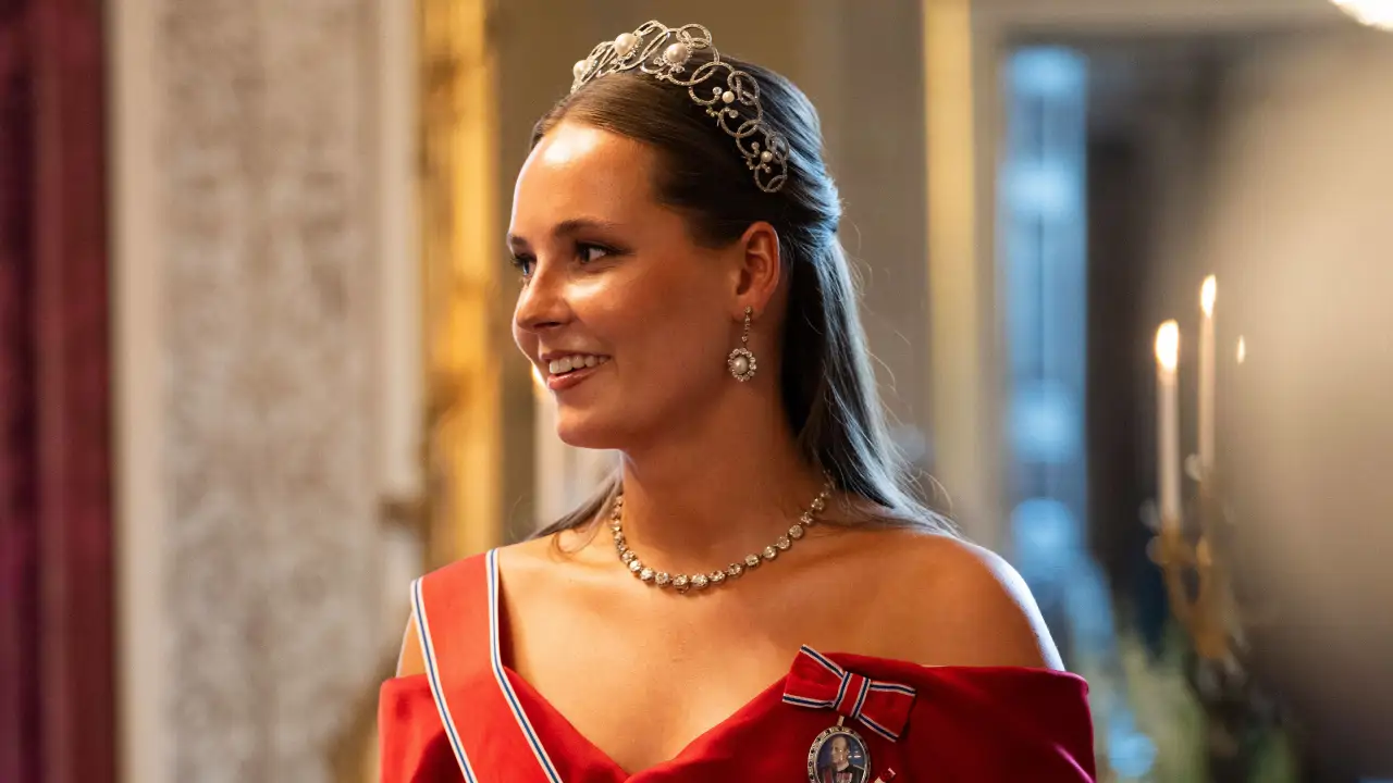 Ingrid de Noruega, deslumbra a los Macron en la cena de gala: corsé estructurado, tiara histórica y un solo guante