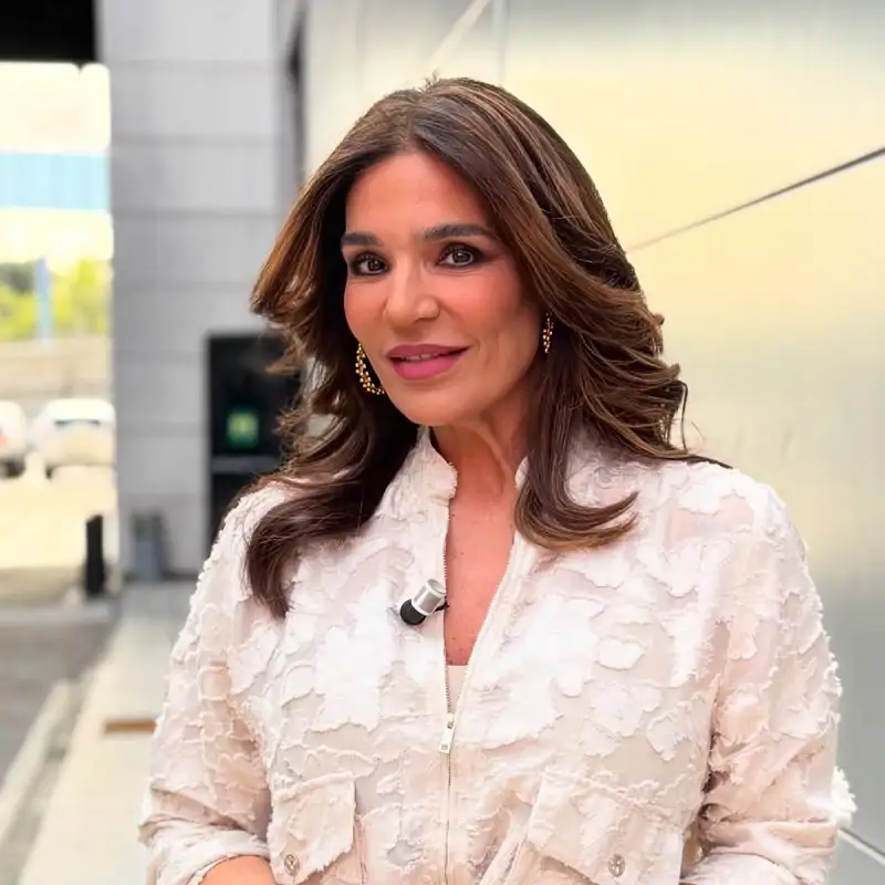 Raquel Bollo (49 años) sobre el pantalón ancho, fresquito y fluido viral de Zara: "Cómodo, estiliza y, sí, queda bien con todo"