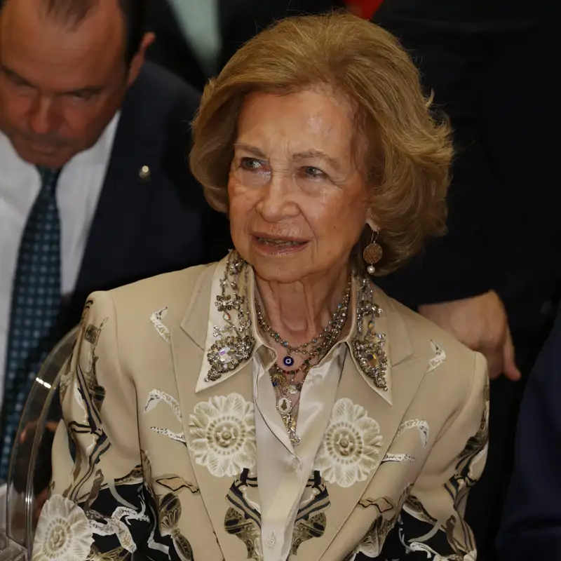 La reina Sofía arriesga (y gana) con un atrevido conjunto étnico con mix de estampados, el look ideal para ir elegante y cómoda una tarde de verano