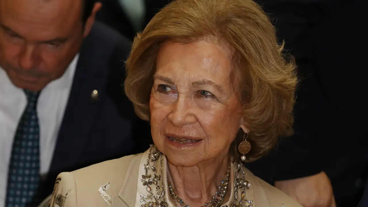 La reina Sofía arriesga (y gana) con un atrevido conjunto étnico con mix de estampados, el look ideal para ir elegante y cómoda una tarde de verano
