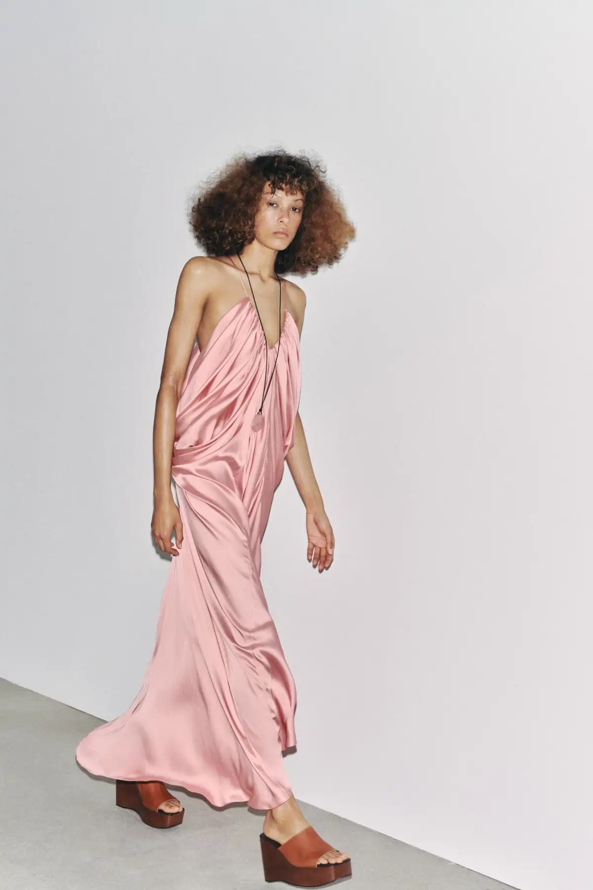 Vestido satinado con volumen