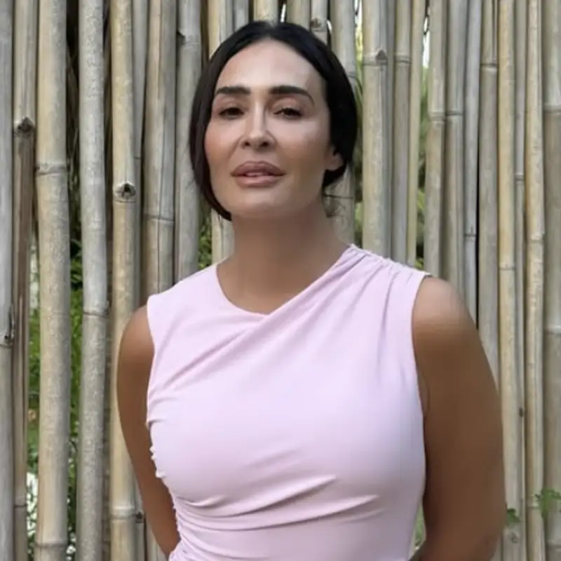 Del chiringuito al asfalto: Vicky Martín Berrocal es la envidia de todas con el capazo bandolera más elegante, práctico y chic del verano