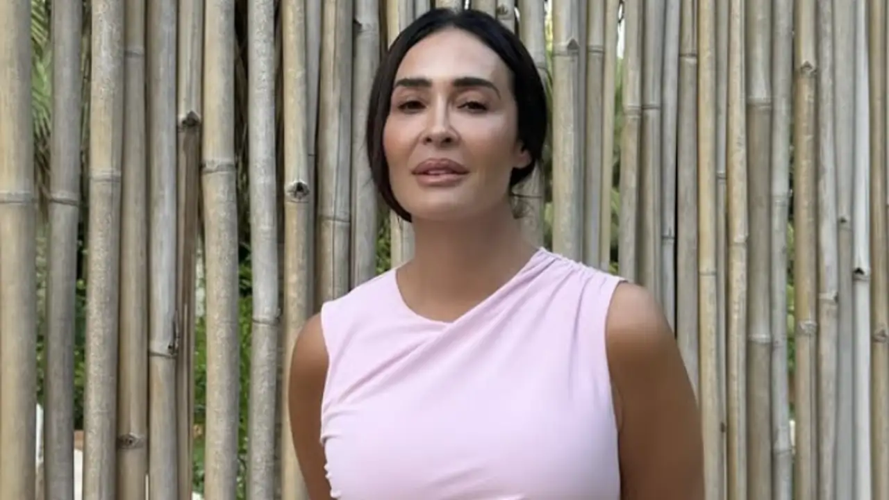 Del chiringuito al asfalto: Vicky Martín Berrocal es la envidia de todas con el capazo bandolera más elegante, práctico y chic del verano