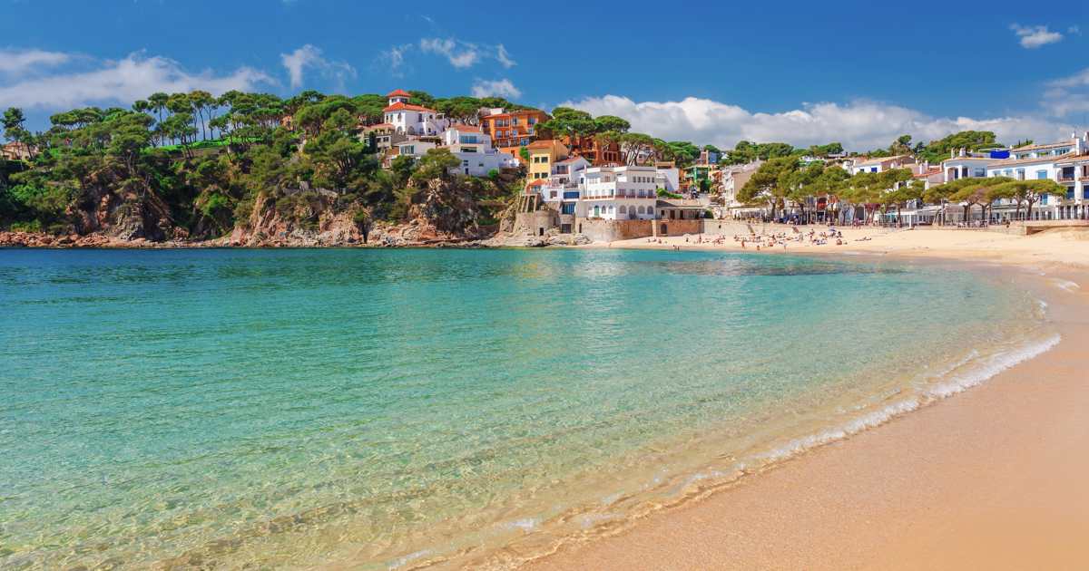 Cadaqués: El Encanto Marinero que Inspiró a Serrat y Sus Aguas Cristalinas te Esperan