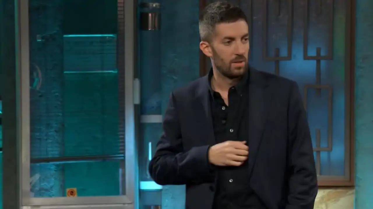 David Broncano, totalmente atónito por lo que ha ocurrido al inicio de 'La Revuelta' este martes: “Nos hemos ahorrado una pasta en derechos”