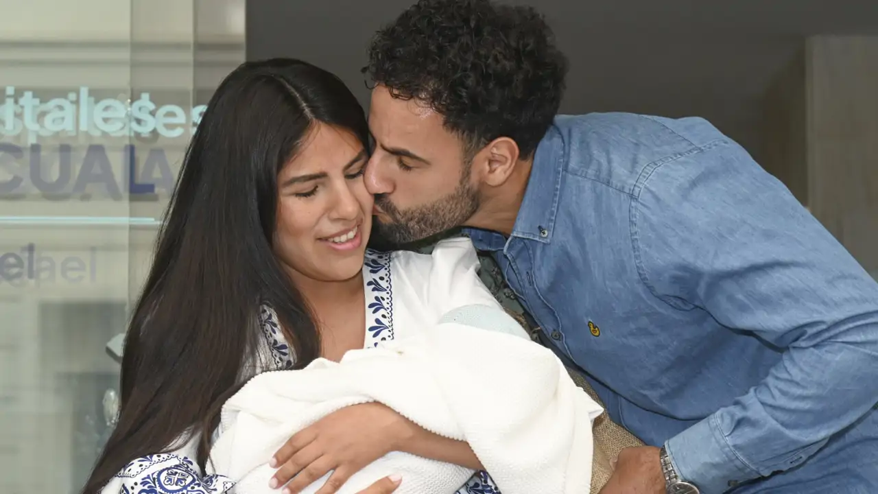 Isa Pantoja y Asraf derrochan amor y complicidad con su bebé a las puertas del hospital: Todas las imágenes