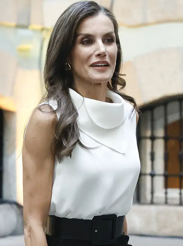 La reina Letizia continúa con su estrategia de cercanía y complicidad en su segundo acto del día