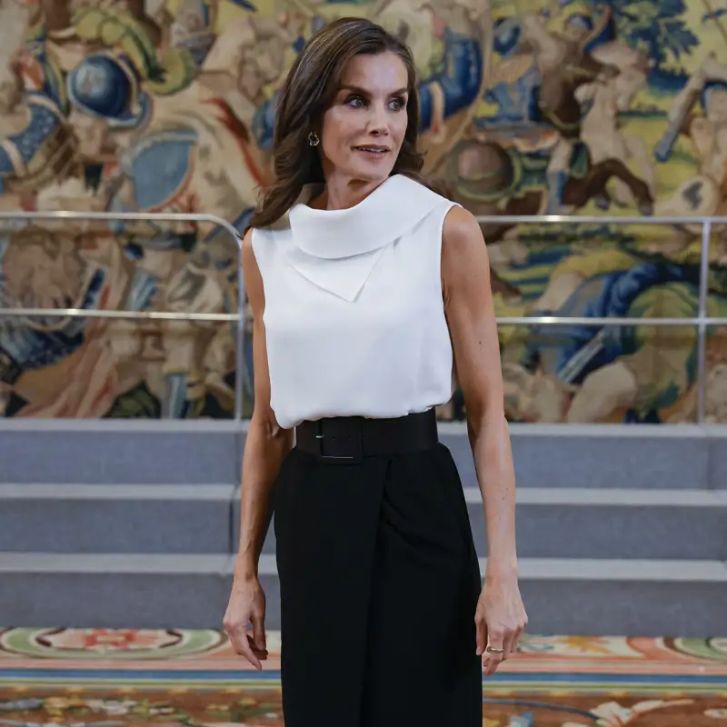 Letizia, anfitriona de lujo en Zarzuela con el binomio bicolor más sofisticado y su anillo favorito, el conjunto que no falla para los planes de verano