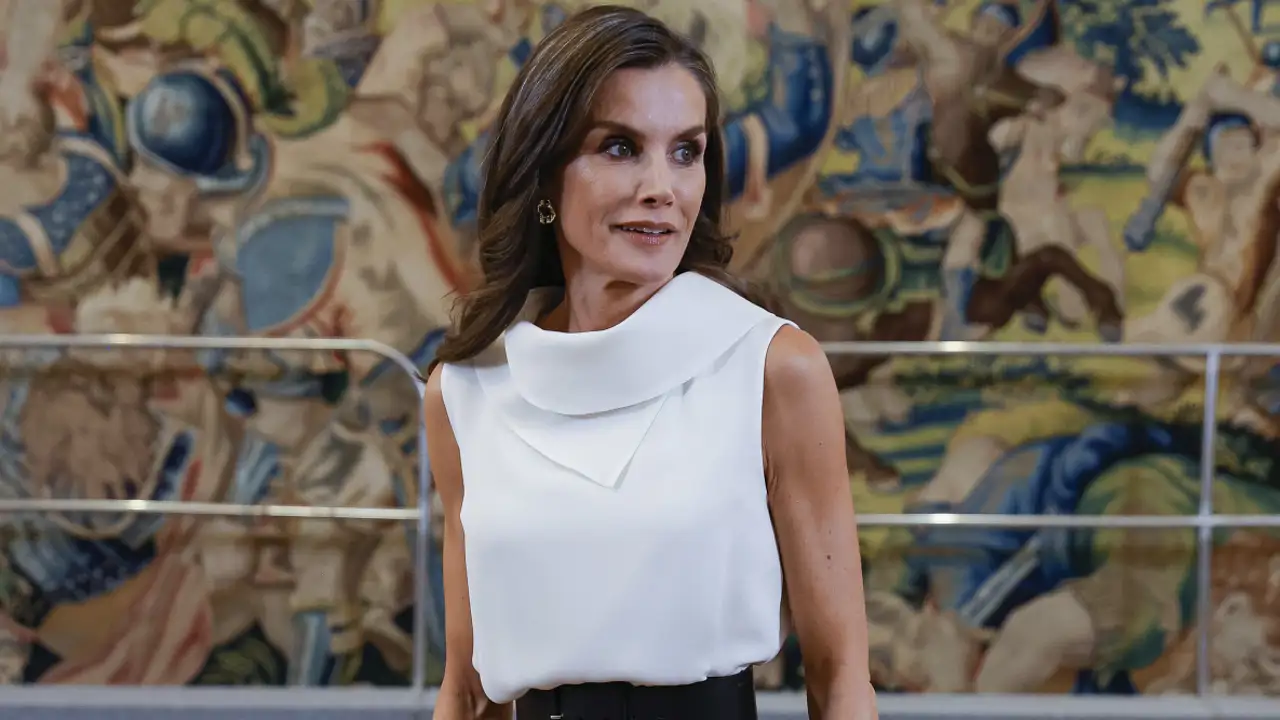 Letizia, anfitriona de lujo en Zarzuela con el binomio bicolor más sofisticado y su anillo favorito, el conjunto que no falla para los planes de verano