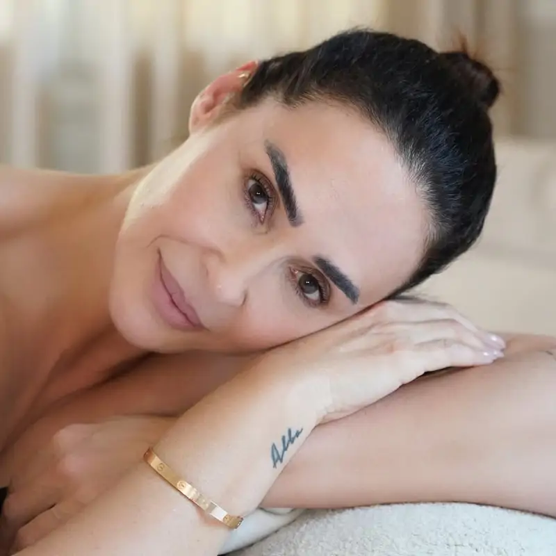 Vicky Martín Berrocal (52 años): "Me pongo hielo en la cara por la mañana, me lavo la piel mañana y noche y aplico mi crema hidratante"