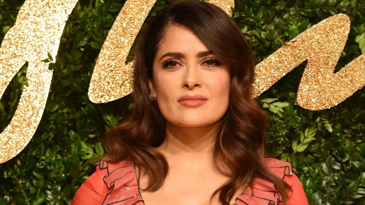 Salma Hayek (58 años) sobre su piel joven y bonita: “No uso gel limpiador, me lavo la cara con agua de rosas y una toalla caliente”