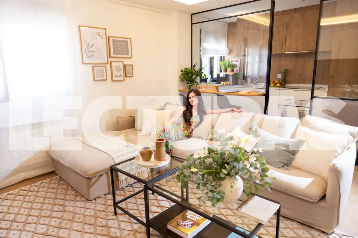 Un salón con un sofá beige y muy mullido