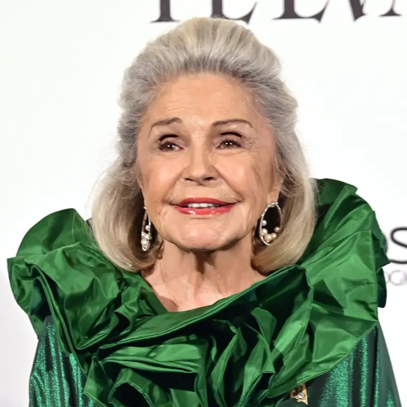 Beatriz de Orleans (83 años) sobre sus canas: "Mi pelo blanco sí lo cuido mucho. Yo me lo lavo muy poco, mi champú, mi mascarilla y jamás uso secador"