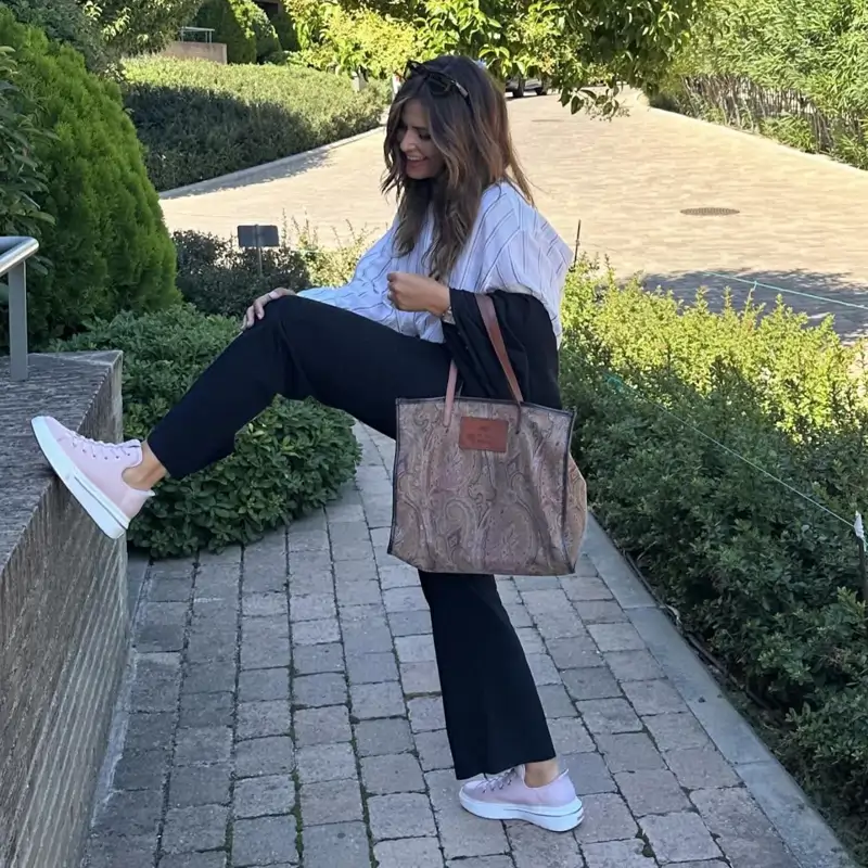 Skechers ya está de rebajas y "liquida" (por menos de 50€) las zapatillas más cómodas para este verano