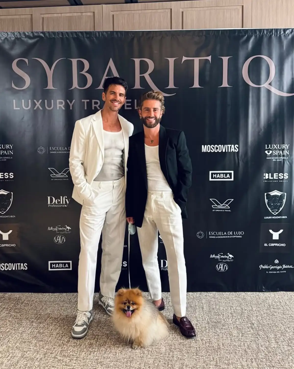 Pelayo Díaz y AndyMcDougall con su perro Vidu