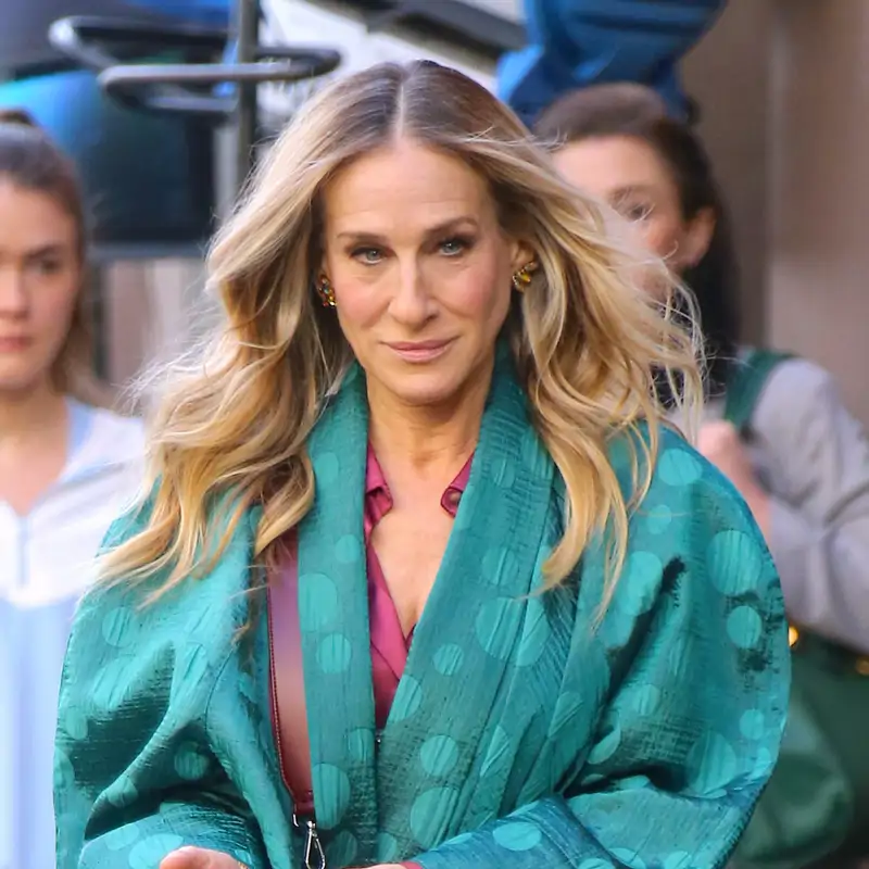 Sarah Jessica Parker (60 años) revela la crema de farmacia de menos de 20 euros que usa para una piel joven y luminosa