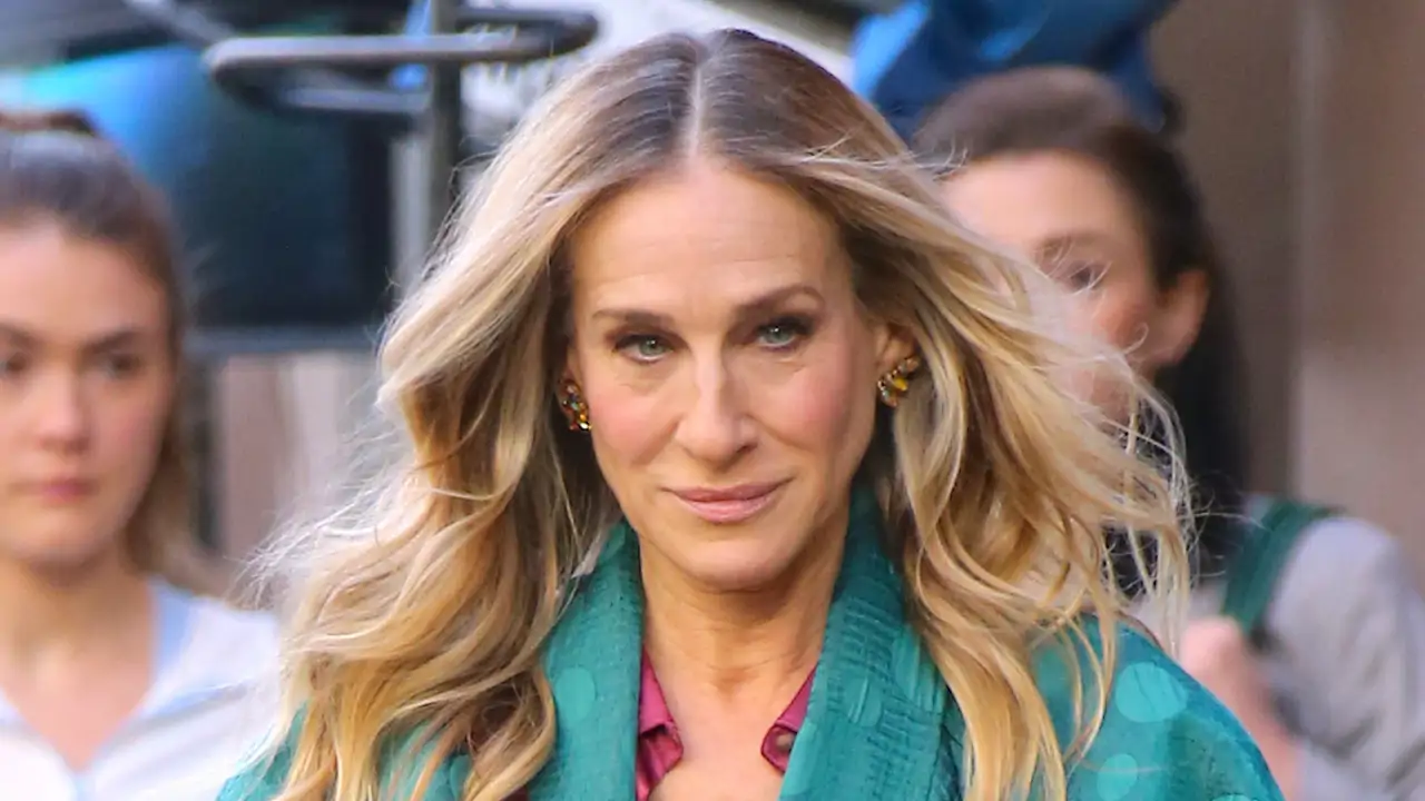 Sarah Jessica Parker (60 años) revela la crema de farmacia de menos de 20 euros que usa para una piel joven y luminosa