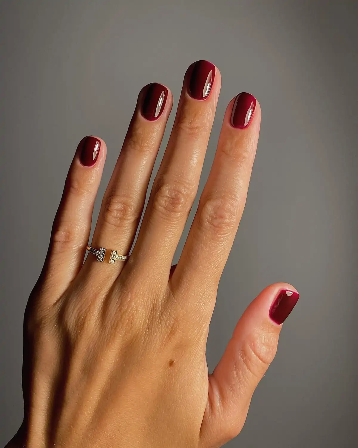 Uñas burdeos cortas