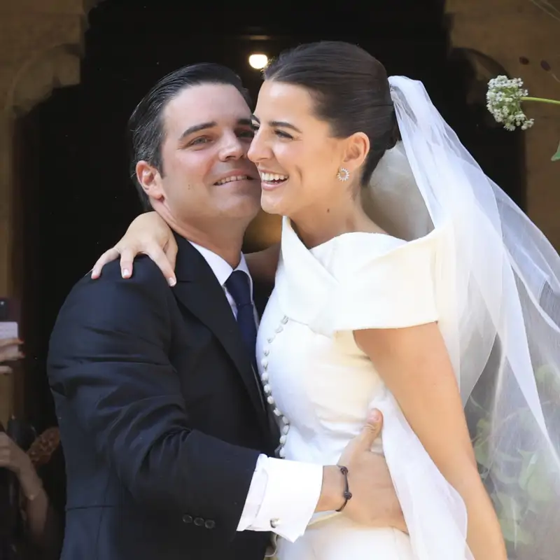 Ana de Miguel conquista con su vestido de novia en su boda con Álvaro Aguiar: inspiración romántica, escote cruzado y Paz Padilla de acompañante