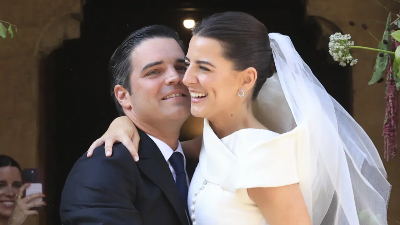 Ana de Miguel conquista con su vestido de novia en su boda con Álvaro Aguiar: inspiración romántica, escote cruzado y Paz Padilla de acompañante