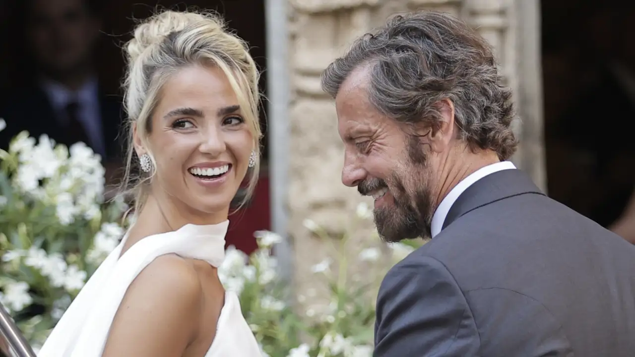 Paty Sánchez Flores enamora con un espectacular vestido de novia de escote luna y foulard al cuello en su boda con Javier Millet