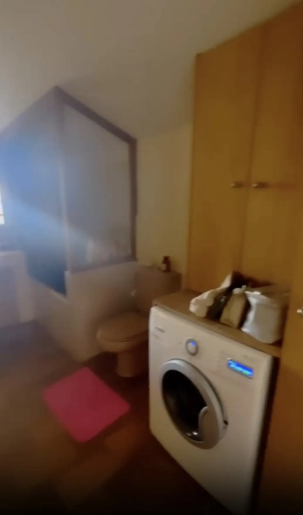 ANTES: Un cuarto de baño anticuado y oscuro