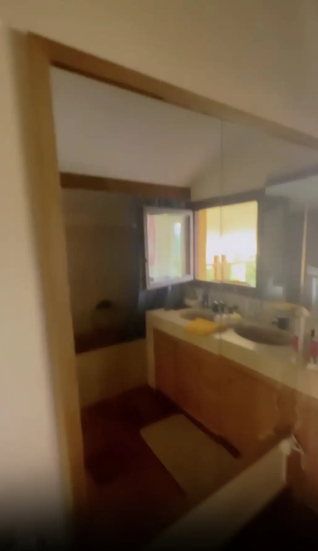 Antes: Un enorme espejo de cristal en la pared