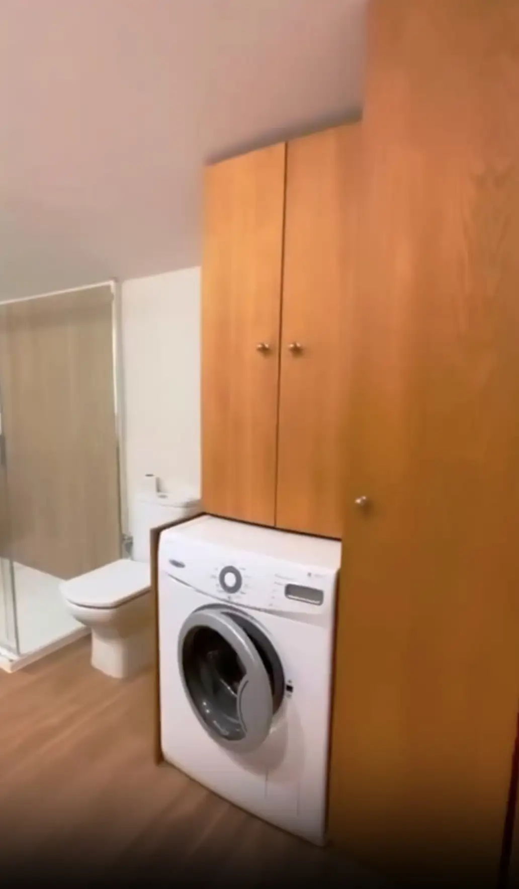 Después: Un baño más cálido y luminoso