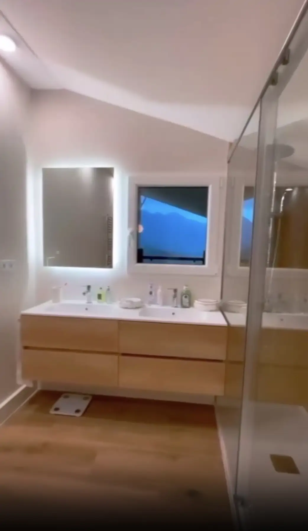Después: Un mueble flotante y un espejo retroiluminado